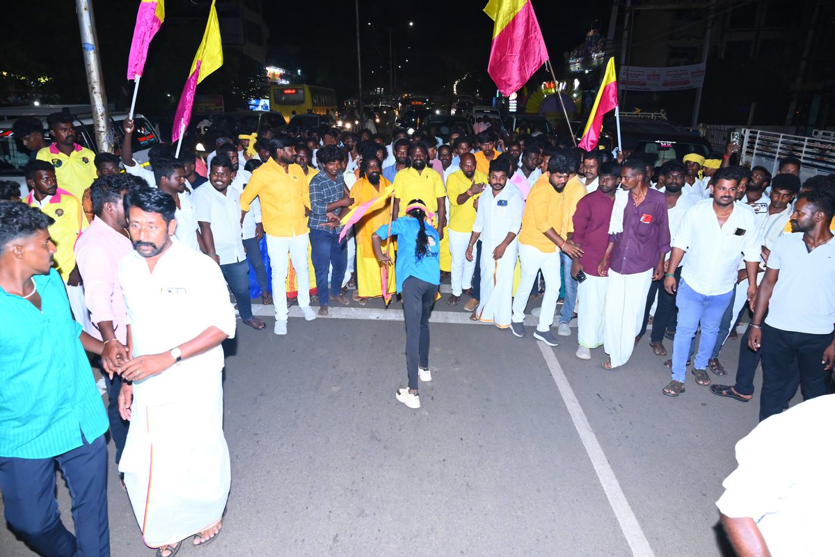 KKSelvakumaroff's tweet photo. தமிழர் பெரும்பாட்டன் பேரரசர் பெரும்பிடுகு முத்தரையர் அவர்களின் 1351 வது சதயவிழாவின் இறுதி நிகழ்வாக, வீரமுத்தரையர் முன்னேற்ற சங்கம் மற்றும் தமிழர் தேசம் கட்சி சார்பில் "சதயவிழா பேரணி மற்றும் பொதுக்கூட்டம்" சிவகங்கை அரண்மனைவாசலில் சிறப்பாக நடந்து முடிந்தது!..

இந்த பேரணி மற்றும் பொதுக்கூட்டத்திற்கு தலைமையேற்று எழுச்சி உரையாற்றினேன்! 

இந்நிகழ்வில், தமிழர் தேசம் கட்சி மற்றும் வீரமுத்தரையர் முன்னேற்ற சங்கத்தின் அனைத்துநிலை நிர்வாகிகள், பொதுமக்கள் திரளாக கலந்து கொண்டு சிறப்பித்தனர்..
#முத்தரையர்_சதயவிழா