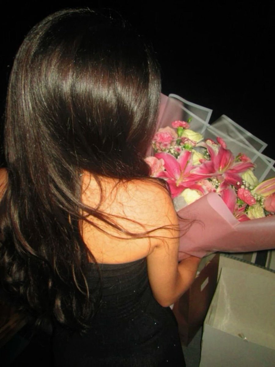 prncssfiles's tweet photo. good afternoon. last night was crazy cause i believe i got quite drunk while clubbing with my friends. anyways, someone left those pretty flowers at my door and i’m stopping by to say thank you to whoever put them there. <3 hope all of you have/had a good day. https://t.co/92qMCE5shv
