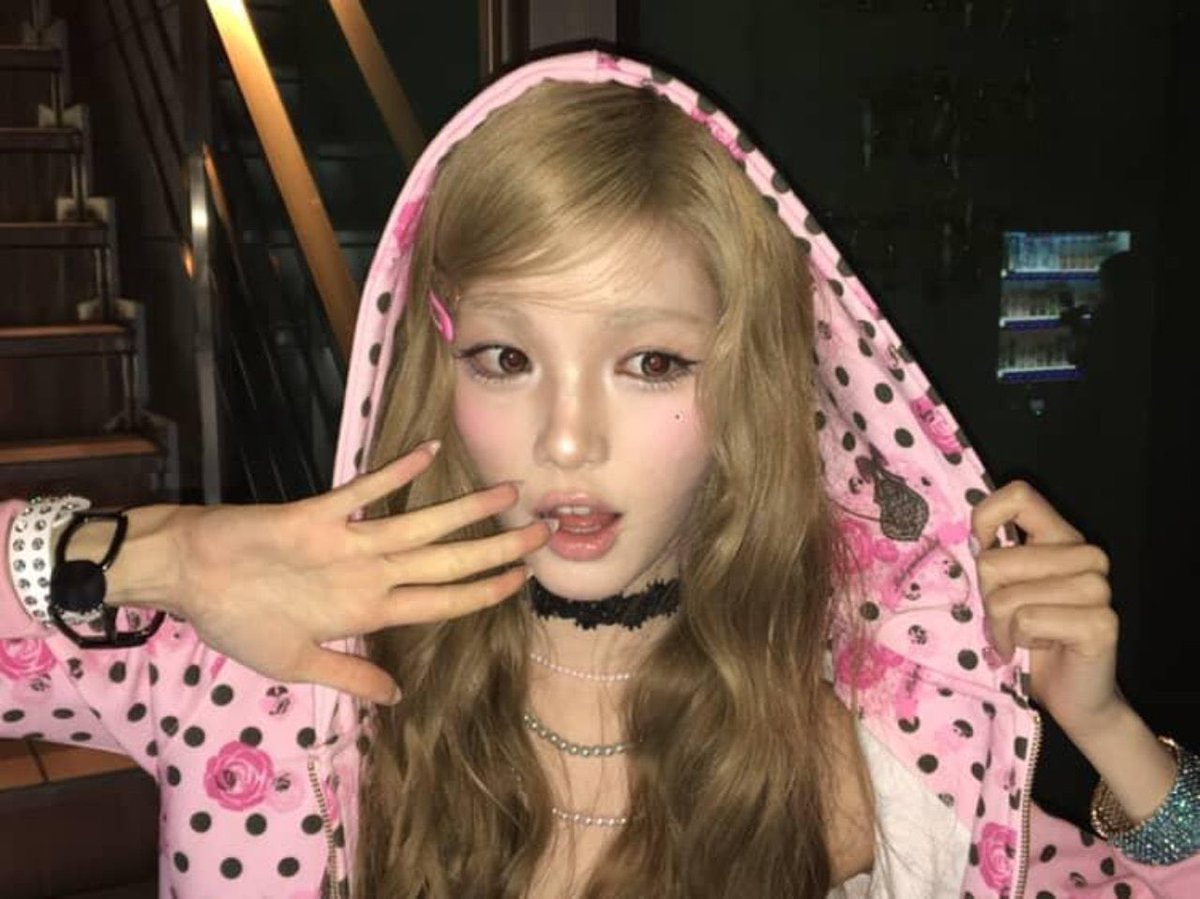 yuharnm's tweet photo. there’s something dangerously comforting about becoming this version of myself, a little pink, a little playful, wrapped in sweetness and soft light .. ⭐️🎀👚 maybe some kinds of charm are never made, only quietly returned to, as though they had been waiting for us all along, no? https://t.co/v9lu9ncoww