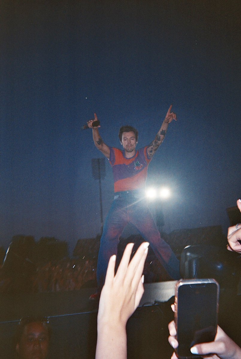 discomaia's tweet photo. @HSHQ This is my application for 29/05 (my BDAY⭐️⭐️⭐️) to photograph occasionally !!!!! My fave fave mems from love on tour are all on film 🩷 https://t.co/dBRn9cPXjQ