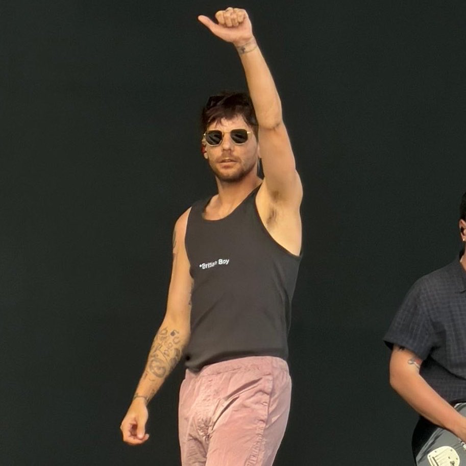 melons4louis's tweet photo. wearing geordie campbell and screaming for people to listen https://t.co/cWDFB5NnFu