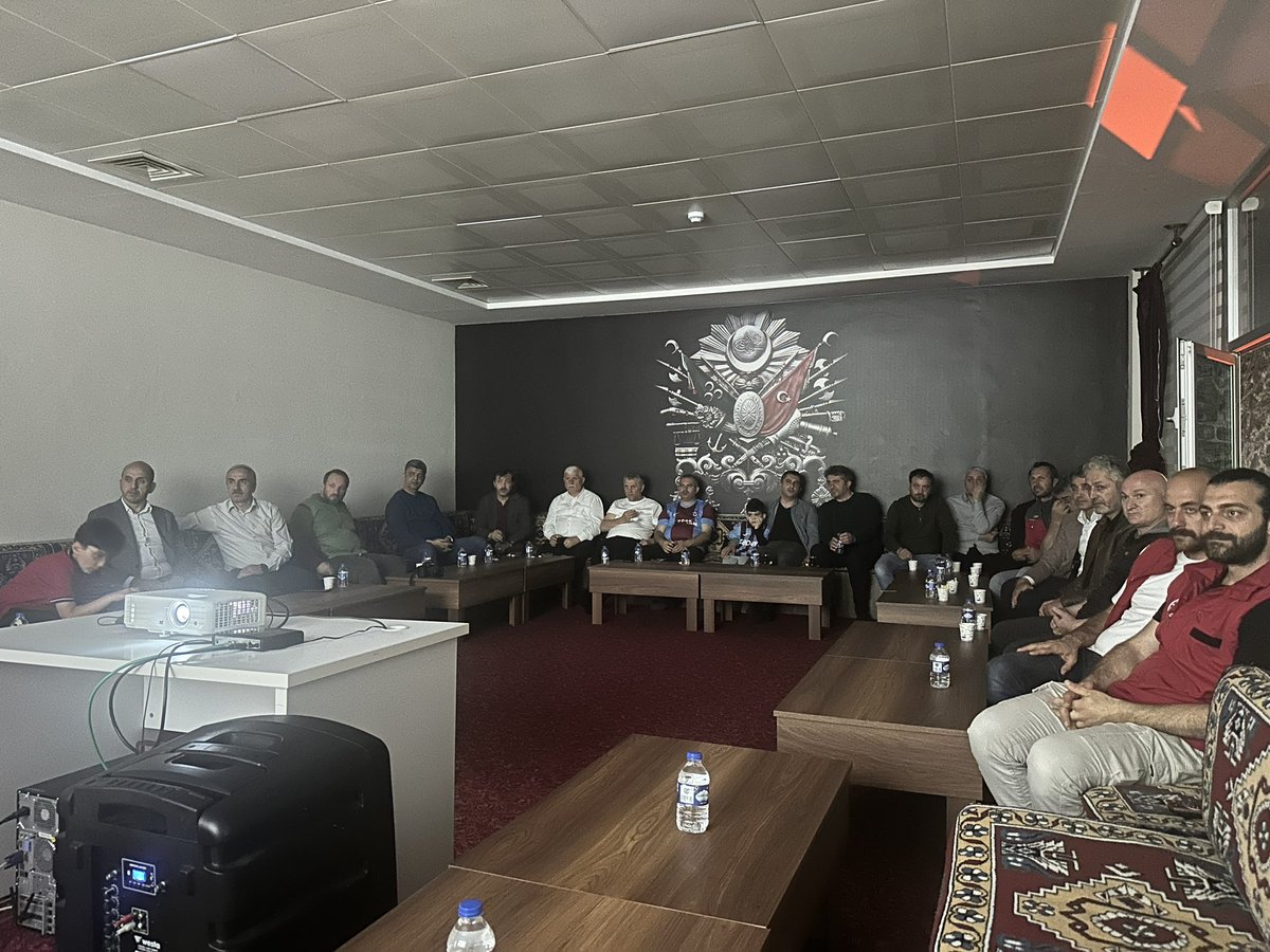 GSB_OFGM's tweet photo. 🏆 İletişimi ve birlikteliği güçlendirmek adına, protokolümüzün katılımıyla kupa maçında Gençlik Merkezimizde bir araya geldik.

Of İlçe Kaymakamımız, kurum amirlerimiz ve gençlerimizle maç heyecanını birlikte yaşadık. 🤍

#GençlikMerkezi #TürkiyeKupası https://t.co/Q2Hq6kBmge