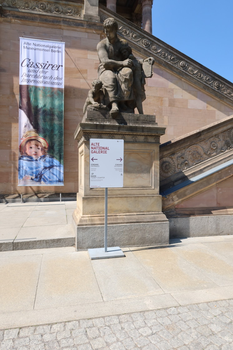 LuisenstadtF's tweet photo. Wenn man Schilder aufstellt, ist es nicht verboten, an die Wirkung anderer Objekte zu denken und diese nicht zu verschandeln. @kulturSPK @BA_Mitte_Berlin #Museumsinsel https://t.co/67LgmAj6MG