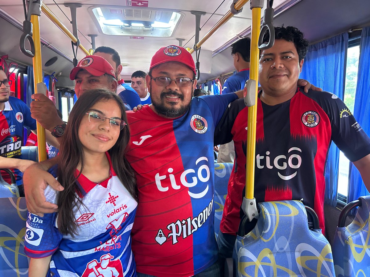 AcevedoGustavo_'s tweet photo. La afición que va en los buses gratis ya anda de gala, con la camisa de @CDeportivoFAS. 🔵🔴

¿Ustedes ya se pusieron la piel del tigre? 🐅😎

#CDFAS #SantaAnaCentro #ElSalvador https://t.co/Tw5P90Q43J