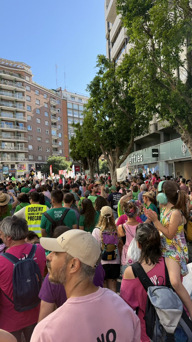 olmillos's tweet photo. La pell de gallina.
Famílies, alumnat, mestres i equips directius caminant junts per defensar l’educació pública.

Això no és només una vaga.
És un poble dient ben fort que no pensa rendir-se. 💚

#vagaindefinida https://t.co/3fCZE0wcP6