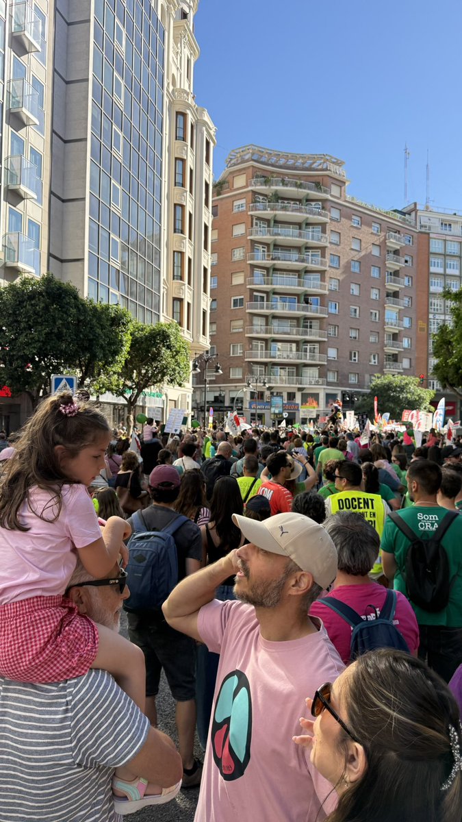 olmillos's tweet photo. La pell de gallina.
Famílies, alumnat, mestres i equips directius caminant junts per defensar l’educació pública.

Això no és només una vaga.
És un poble dient ben fort que no pensa rendir-se. 💚

#vagaindefinida https://t.co/3fCZE0wcP6