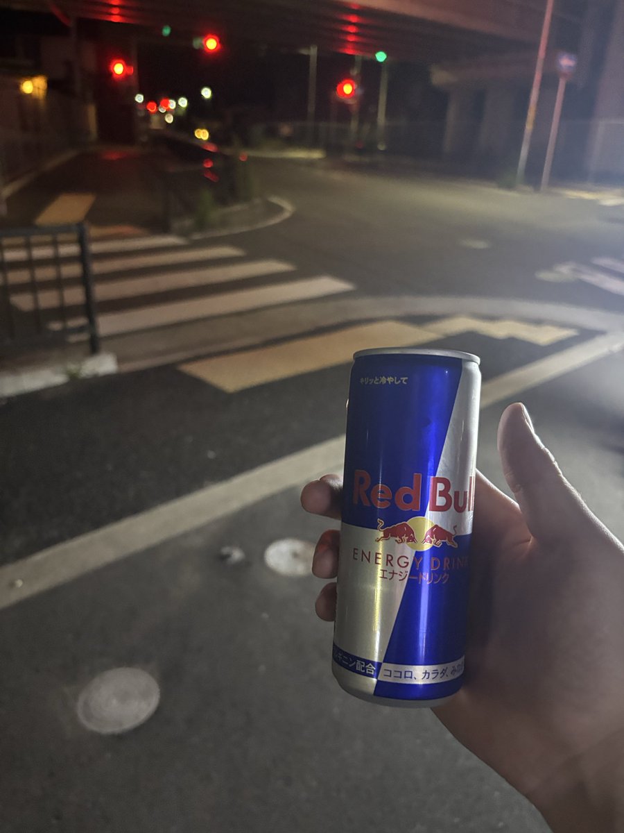 GZN_Ryu's tweet photo. 片手に持ってるのはRed bull https://t.co/StzNj8uXVm