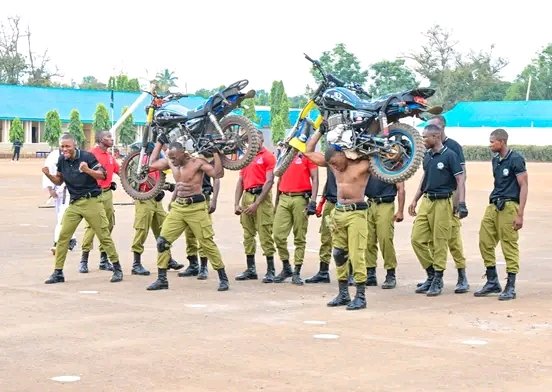 Oktoba29's tweet photo. Kushoto ni Polisi wa New York wakiwa darasani kujifunza mbinu za kukabiliana na majanga mbalimbali.

Kulia ni Polisi wa Tanzania wakiwa kwenye maonyesho ya WIZI.

. https://t.co/ToE9iVqb9c