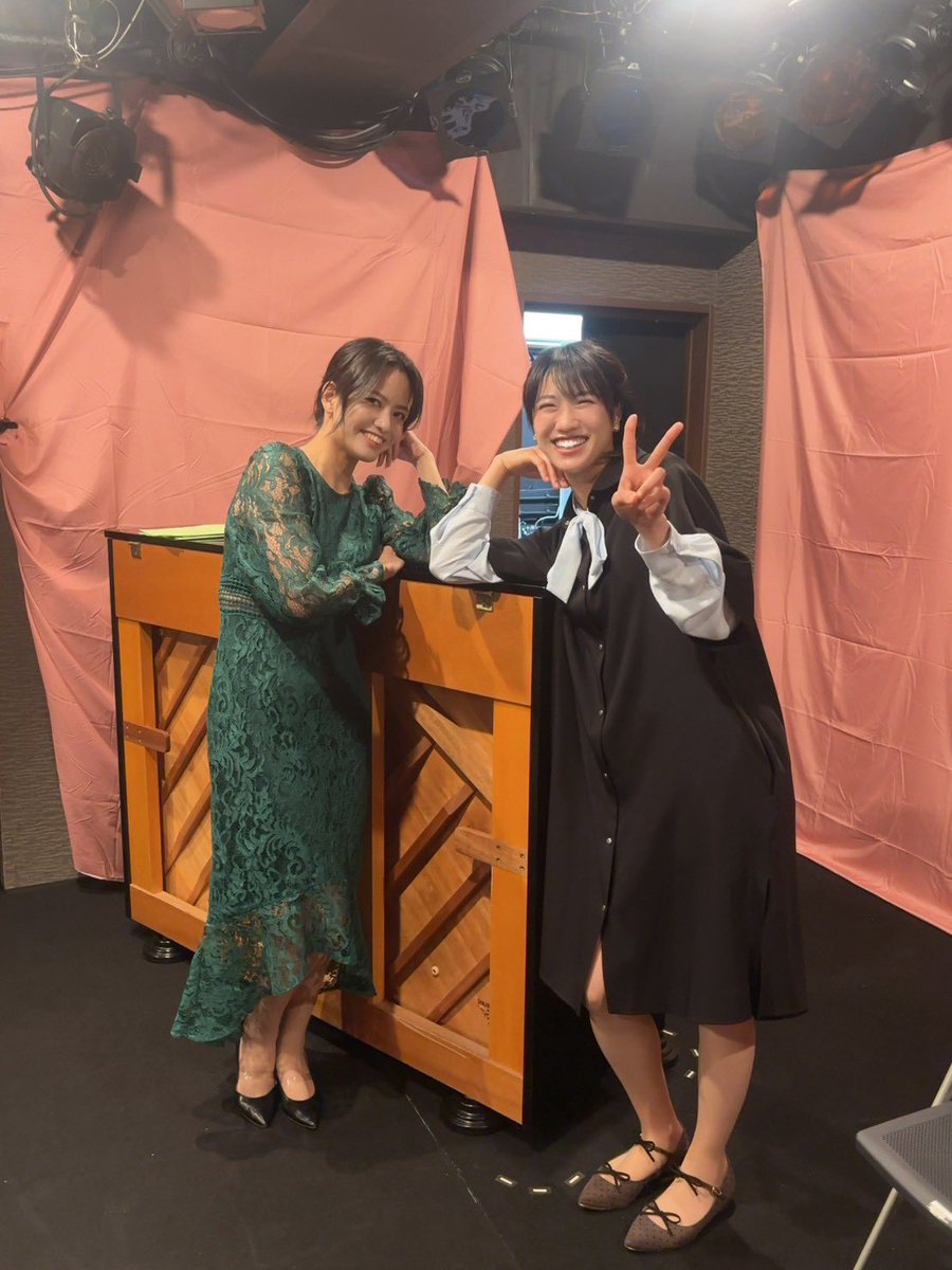 jcomand_03's tweet photo. 綺麗な人と写真を撮るとガチガチになるかふざけるかだよ、！！！

『調子のいい夢と目覚め』
明日ラスト！！走れーー逃げろーー https://t.co/XdzfoZ6JL6