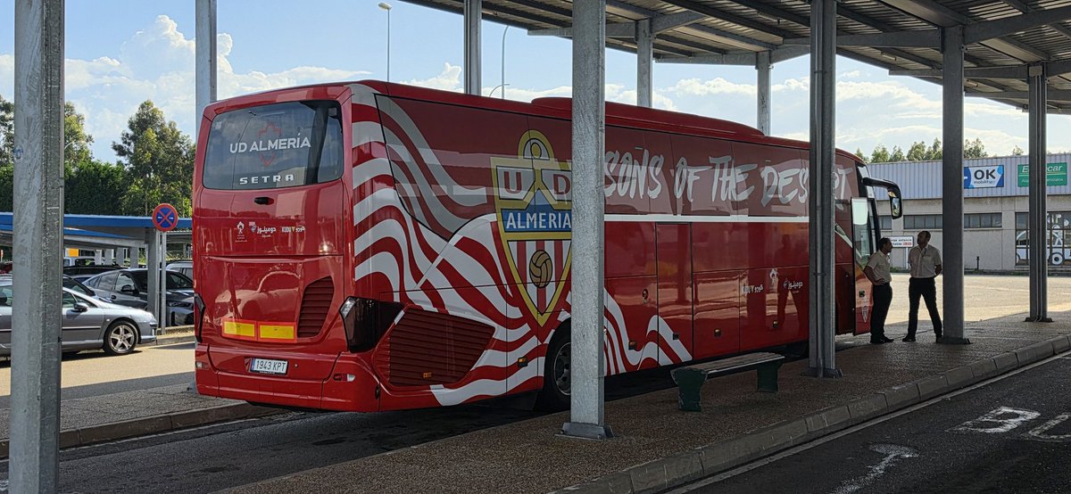LosLobosPablo's tweet photo. ¿Esto es el autobús hacia Gijón desde Asturias para nosotros? 🤣 https://t.co/iOe2hUK6kH