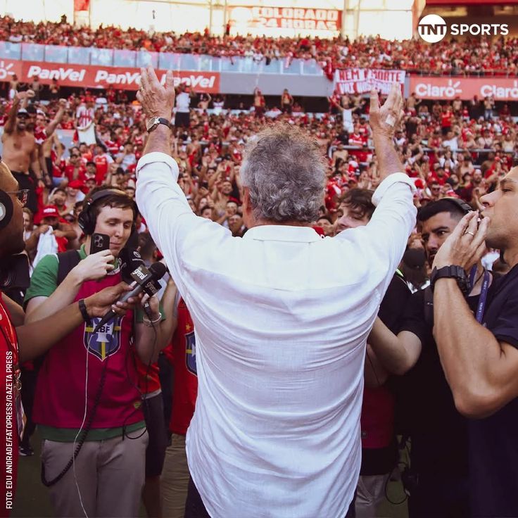 vini_hellmann's tweet photo. @FutPrimeBrasil ser Inter é ver o mesmo treinador que ganhou a primeira libertadores e o mundial com o clube sair da aposentadoria só pra salvar o clube do rebaixamento, dentro de casa, em um dia mágico. https://t.co/4o9O3m5qPB
