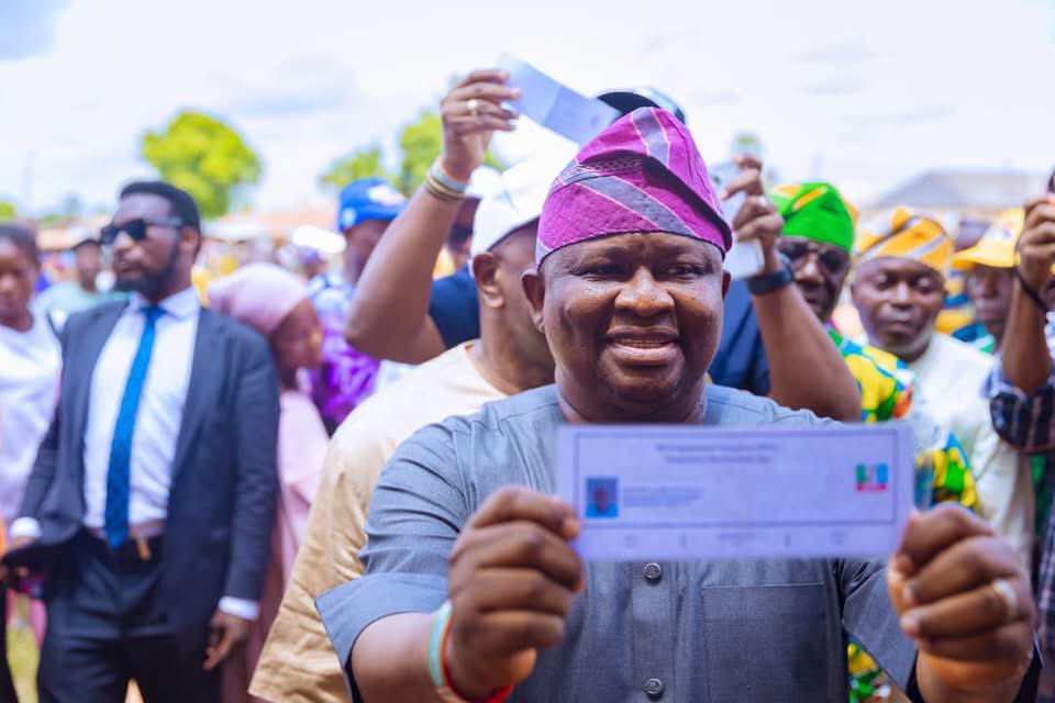AdeolaYAYI's tweet photo. Today, I joined my Ilaro Ward 1, Yewa South LGA, Ogun State to vote and endorsed President @officialABAT as the APC Presidential Candidate for the 2027 General Election. 

#PBAT2031🙏👍💪✌🏽🕺 https://t.co/qEj3XFueBS