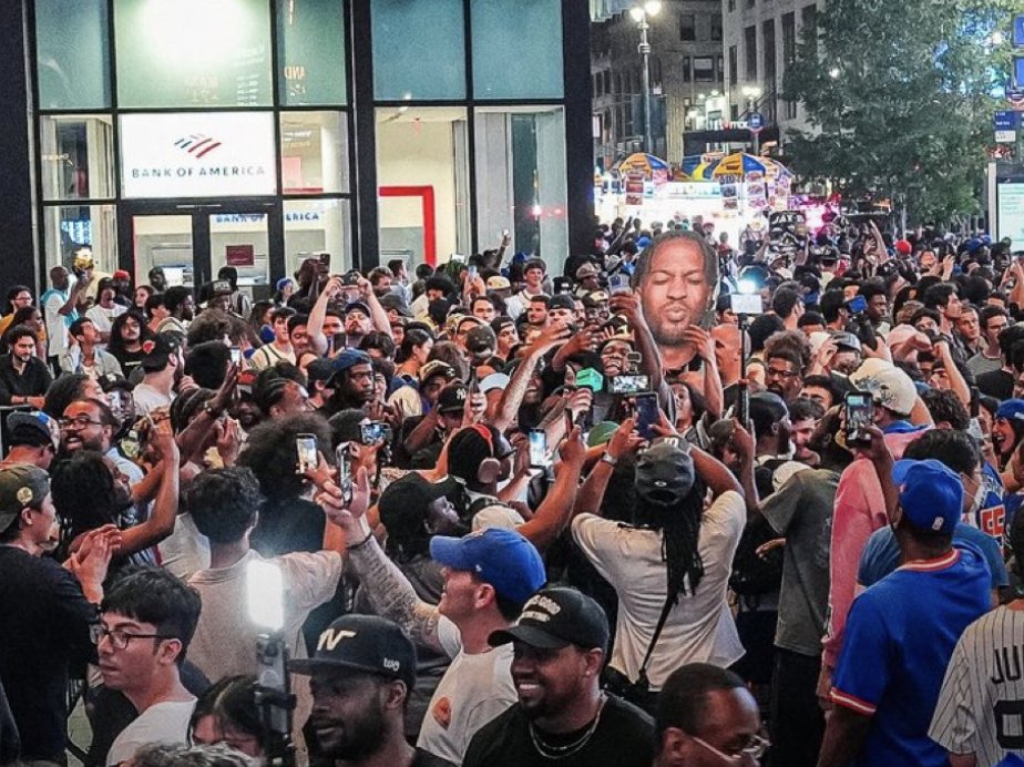FOS's tweet photo. The NYPD has canceled Knicks watch parties outside MSG, which have drawn as many as than 6,000 fans, due to fan behavior.

“Games 1 and 2 have seen progressively more problematic issues at the watch parties outside MSG—six arrests last night alone," the NYPD told @nypost. https://t.co/6mD72tKJ3T