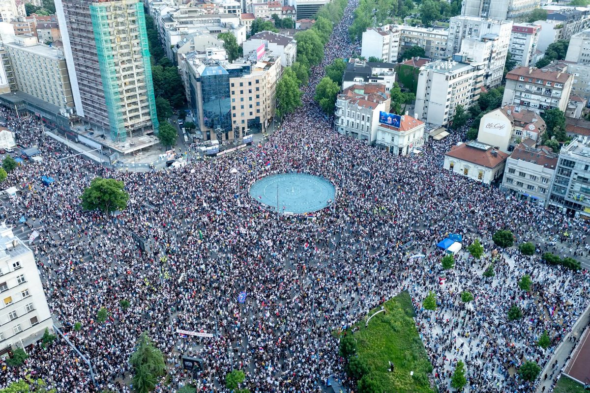 rtv_hd's tweet photo. Slavija oko 18 časova.
(snimak iz drona)
izvor: društvene mreže https://t.co/OcLOtdnl26