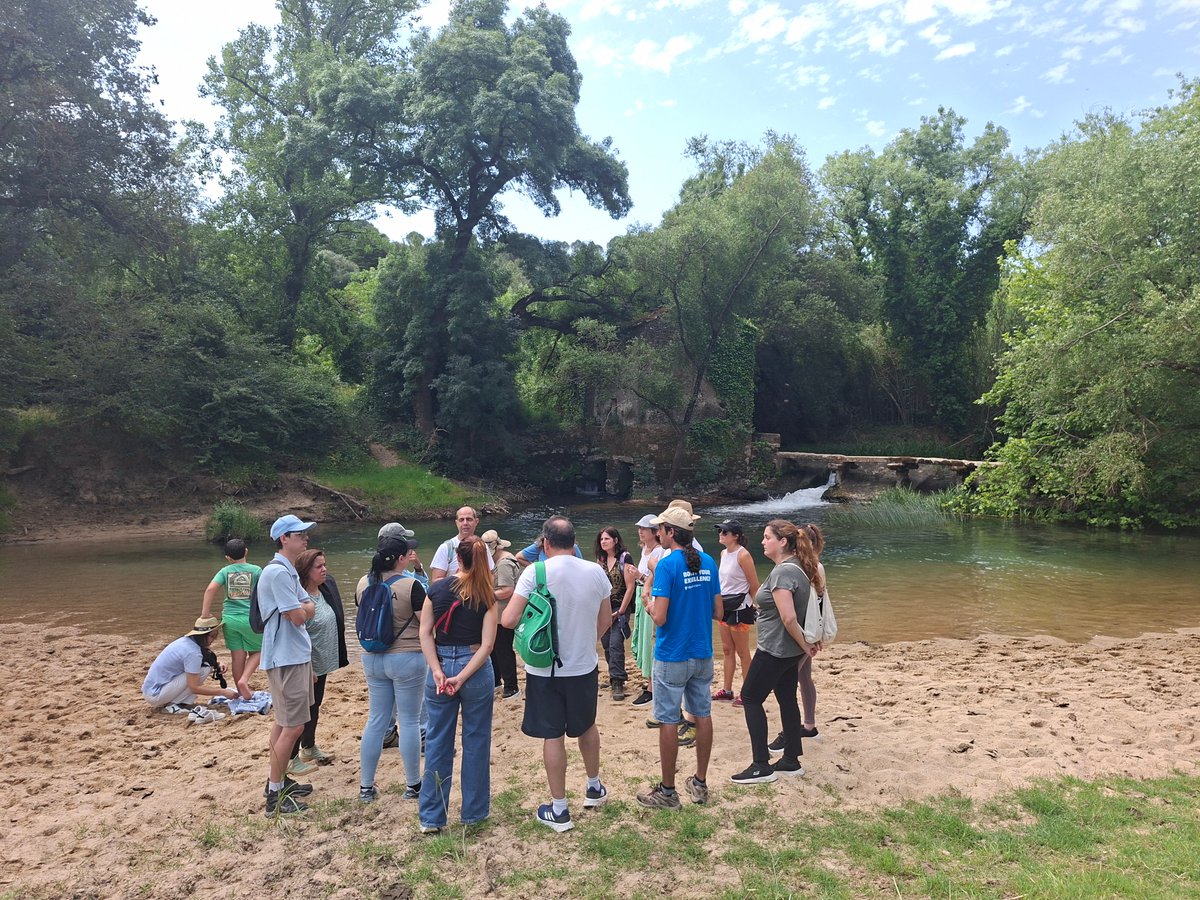 protejo's tweet photo. Feliz Dia Mundial da Migração do Peixes! 
#worldfishmigrationday
Hoje percorremos um trilho nas margens do rio Alviela fazendo a ligação da gente do rio para conhecer mais sobre os peixes e suas migrações, juntando vontades para o melhorar.
Somos gente do rio! 
#weareriverpeople https://t.co/2If614i5oS