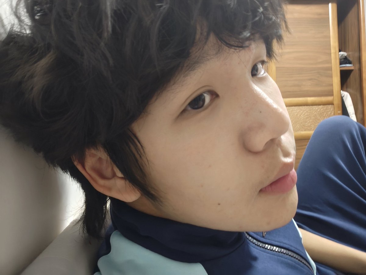 111zhouHZ's tweet photo. Hello大家好，欢迎点进我主页的哥哥姐姐们我推特才刚刚注册不久，以下是我的一些自我介绍：
我186cm 68㎏下面附带有我的自拍照，现居于北京门头沟一名普通的高中学生我有健全的三观，积极阳光，人品好，人缘好；我是一个感性的人，温柔是我待人的主基调，希望你在与我的相处中获得快乐，收获能量 https://t.co/6p1s6U9PJq