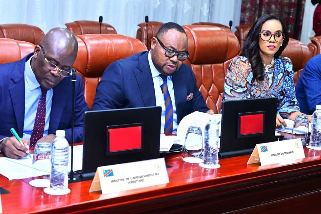 mulundakabuya1's tweet photo. 🗓️ #Compte rendu - Conseil des ministres (90e réunion ordinaire)

Ce vendredi 22 mai 2026, le Vice-Premier Ministre, Ministre de l’Intérieur, Sécurité, Décentralisation et Affaires coutumières, Jacquemain Shabani Lukoo, a pris part à la 90ᵉ réunion ordinaire du Conseil des ministres, présidée par le Président de la République, Félix-Antoine Tshisekedi Tshilombo, à la Cité de l’Union africaine.

✅ Lutte contre le banditisme et la criminalité urbaine dans le cadre de l’opération Ndobo, des bouclages ciblés menés par la Police Nationale Congolaise se poursuivent.  

À Kinshasa, 20 présumés délinquants Kuluna ont été interpellés le 20 mai 2026 aux quartiers Sebo et Matadi-Kibala (commune de Mont-Ngafula), puis mis à la disposition de la justice.

✅ Dossier politique : évaluation du processus électoral 2021-2024 le Vice-Premier Ministre a présenté l’évolution des travaux du groupe d’experts mis en place après la validation intervenue lors de la 9ᵉ réunion du Conseil des ministres (16 août 2024).  

Réunis pour la 3ème fois en atelier du 14 au 18 mai 2026, les 10 experts planchent notamment sur des avant-projets de réformes :  

📌 loi électorale, loi organique, loi d’identification et d’enrôlement des électeurs, ainsi que textes sur la cartographie et la sécurisation du processus électoral.

#RDC #ConseilDesMinistres #Sécurité #PoliceNationaleCongolaise #OpérationNdobo #Élections2021_2024 #RéformeÉlectorale #Kinshasa