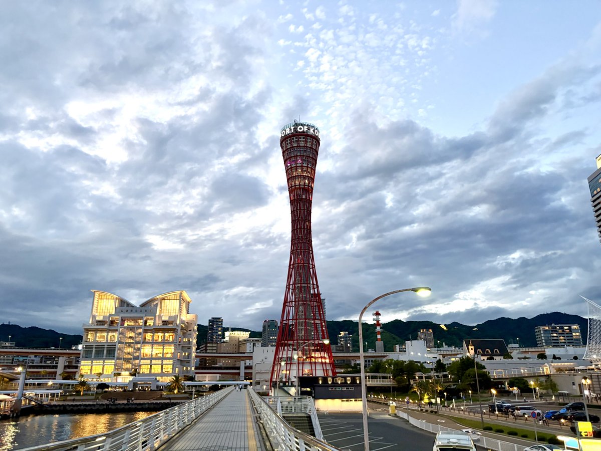 hara_yasuhiro's tweet photo. めちゃめちゃ有難い反応を頂けてるなーと思いつつ、神戸アートマルシェ残り1日です。国内のフェアでは出展料は安い方で大体30万円前後かと思います。平場のフェアではもっと高いでしょう。

各ギャラリー色んな目論見はあるでしょうが、とは言え作家と売上を折半しても最低60万円程度売上がないと赤字になりますね。そしてこうしたローカルのアートフェアでは法人ではなく個人のギャラリーが多く出展してます。

その為少なくとも僕や個人のギャラリーはブランディングであったり、作家の向上心の為にフェアに出します。こうしたギャラリーの作家は単価が安いので赤字覚悟です。

何が言いたいかというと例えローカルであろうと必死の覚悟を持ってます。絶対買えとは言いません。絶対買えといって見てくれる方々の絶対数を減らすのは良くないので、とりあえず見に来て欲しい。そして、迷うくらいなら購入頂ければ非常に有難い

僕のギャラリーでは、普段から数百円でも購入頂けるものを用意してます。グッズや雑貨が、美術活動として、ブランディングとしての甘さを指摘されることもありますが安くとも手にとって頂くことがまず1番だと思っています。ブランディング優先の強がりをもつのではなく、ギャラリーも作家も継続できる環境を作ることがシーンにとって最優先だと思ってのことです。

まー、とは言え、気軽に見て下さい。最初は面白がったり、笑ってもらってもいいんです。そこから確信に迫る導線を各ギャラリーもってます。

大変不安定な情勢の中ででも、伝えれることがあると思っております。来てね。