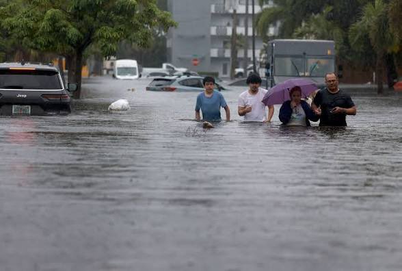 _xiled's tweet photo. @____devnull @DumbAssHoe18 @NYCMayor Do you live in NYC? The mayor already made drastic improvements with city infrastructure. This is still his first year, so give him time to fix it.

Meanwhile, this happens in Texas every year yet nobody in Texas blame Republicans. Why is that? https://t.co/9hei4OiUmb