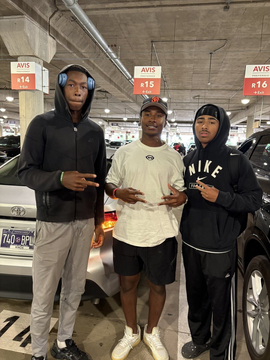 GradySwango's tweet photo. Just touched down in Dallas and got a chance to meet a LEGEND @Deestroying ahead of The NIKE Opening tomorrow‼️ https://t.co/oHn4TLMnUu