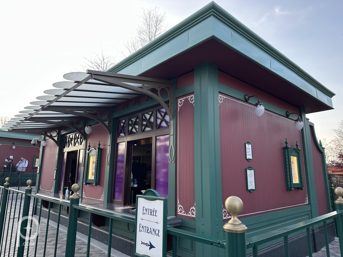 PixieDustFood's tweet photo. The FOOD kiosks in Adventure Way at Disney Adventure World. What is your favorite?

#disneylandparis #disneyfood #dlp #disneyadventureworld #disneyparis #paris https://t.co/ADRs6E5VyT