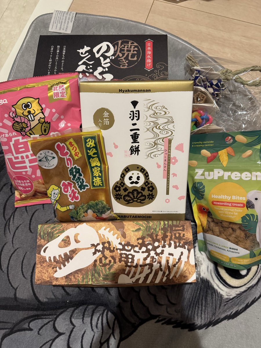 kokochan2016's tweet photo. お友達からお土産をいただきました。
その中に気になるものが…恐竜発掘プリン🦕
発掘‼️
こういうの大好きで慎重に掘り進めると…チョコが出てきました。
なんで面白いの😆
この後恐竜なんて名前なんだろうと次男と検索したり、楽しい時間を過ごしました。
ありがとうございます✨ https://t.co/csWXbyUdSL