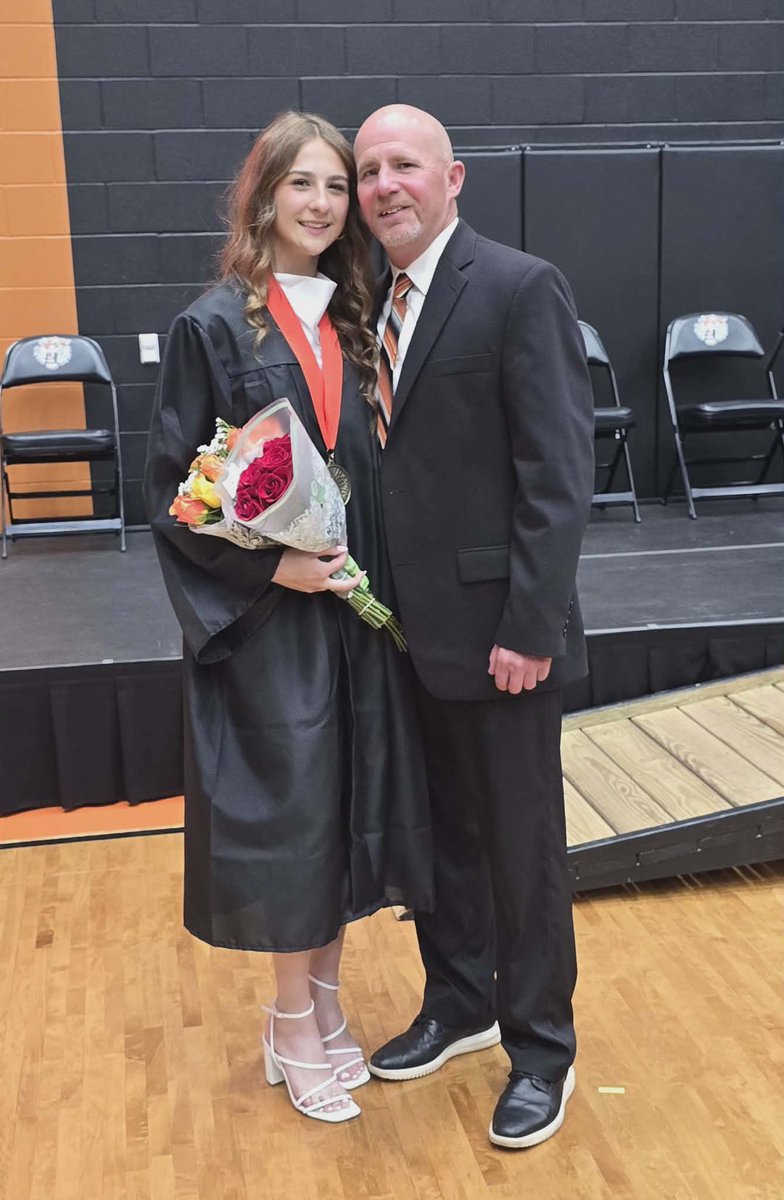 Coach_Clod's tweet photo. Graduate🖤🧡 https://t.co/NkNS32TYjs