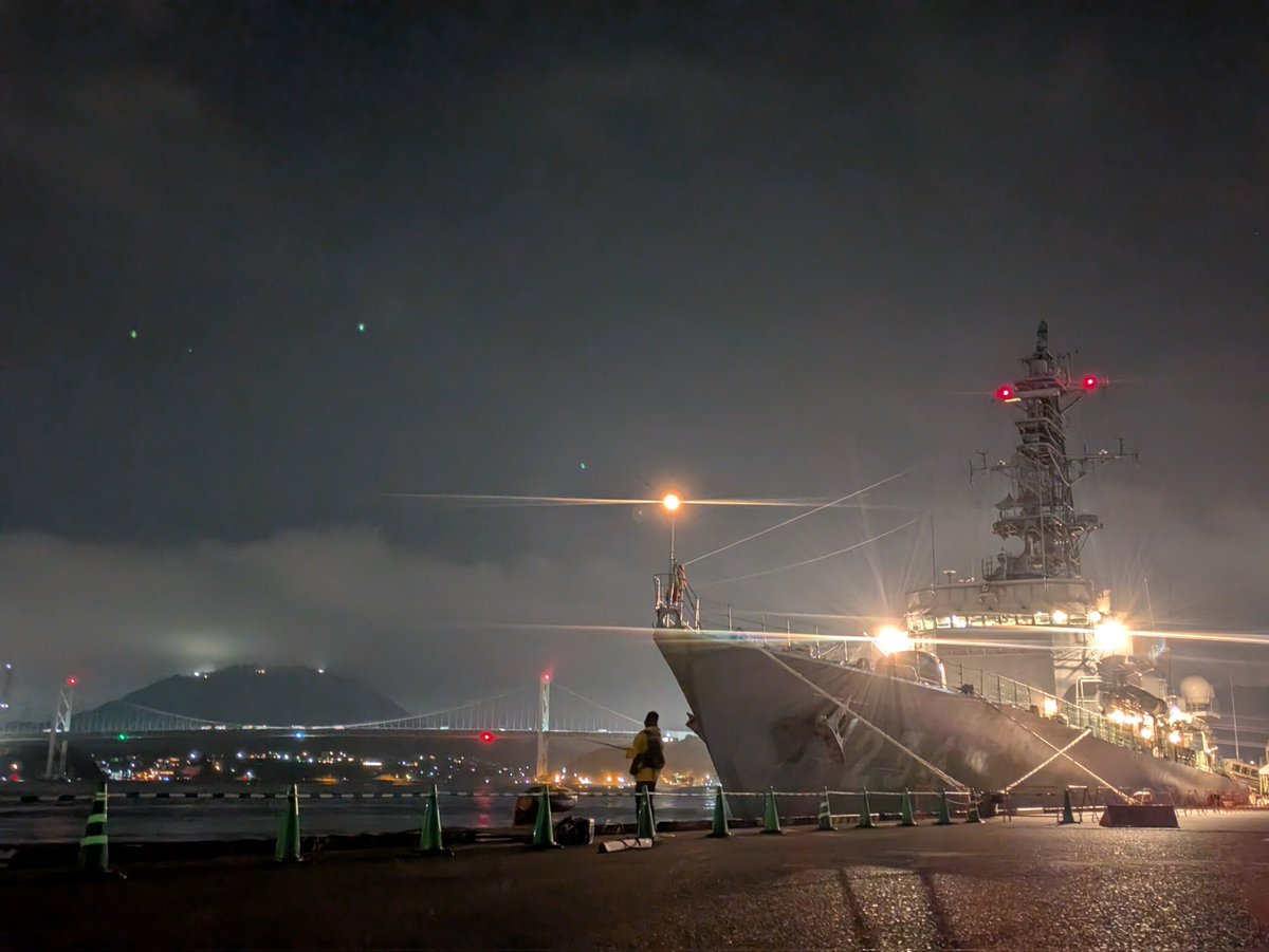 M_S_81's tweet photo. １号の関門海峡ミュージアムより桟橋寄りの、すごく見やすい位置に停泊してくれてて感激、こうでなくっちゃ
来年なったら除籍されてフィリピンにドナドナされちゃうんだよね確か
釣り人のお兄さん、とても絵になったから…そのまま構図に入れちゃった(テヘペロ)
#護衛艦とね　#DE234 https://t.co/iSBYBpfZew