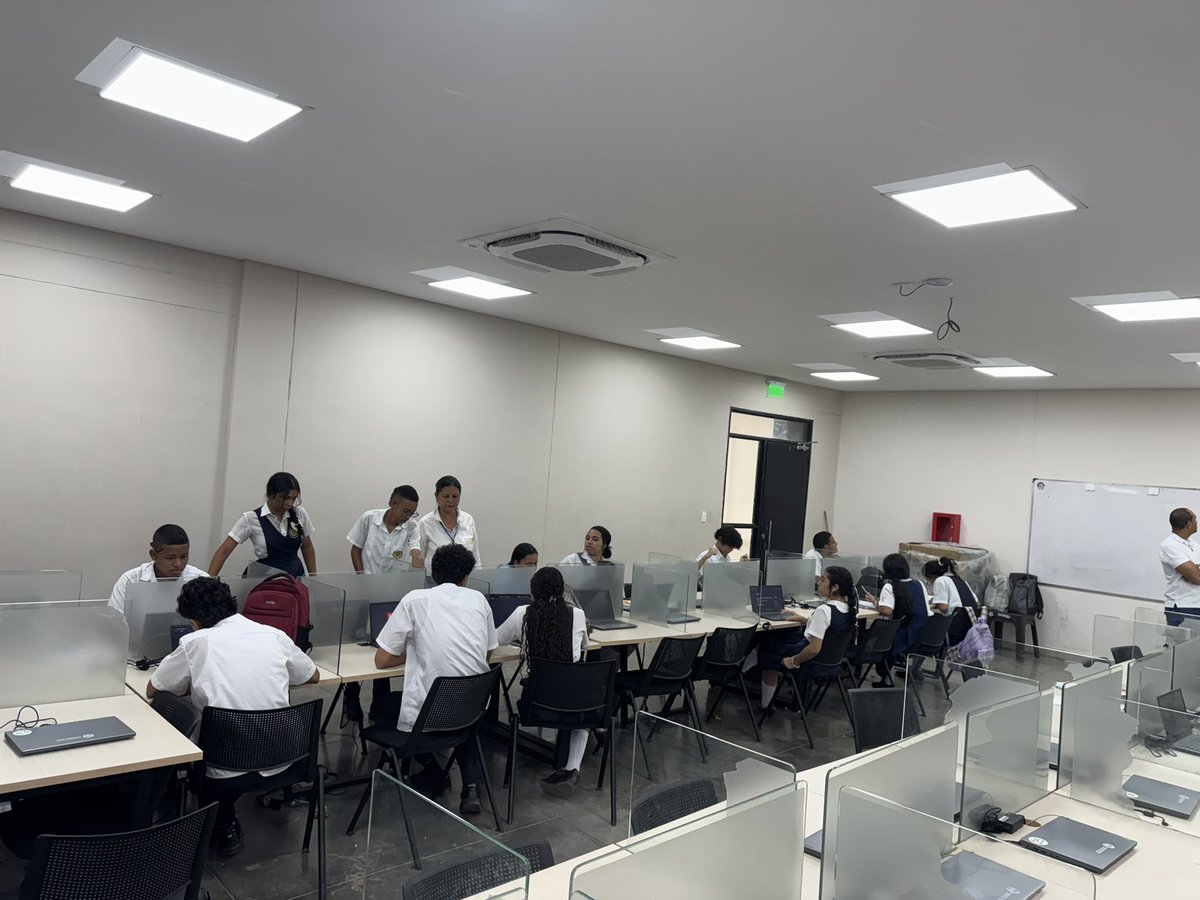 CordobaMeza's tweet photo. @ElOIRdelaRegion @UNAD_zcar 🤖✨ Robótica para pequeños innovadores
Desde la Red Comunitaria de Innovación en Robótica de la UNAD Zona Caribe, se llevo a cabo el taller virtual pensado para fortalecer el aprendizaje, la creatividad y el pensamiento innovador a través de la robótica educativa.🎬🤖 https://t.co/HNdgWJyZc2