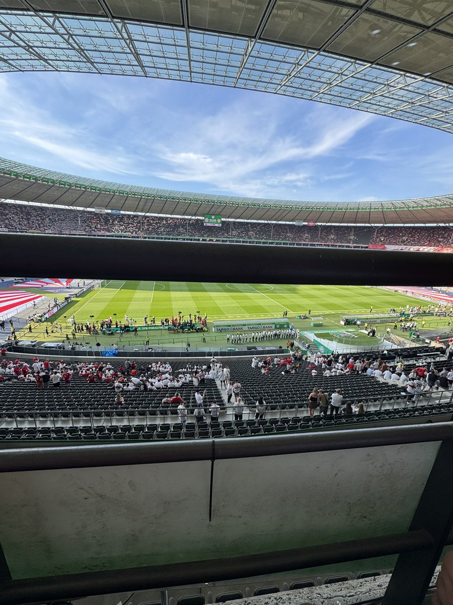 Kevin_07_01's tweet photo. 200€ und dafür eine Stange im Gesicht.
Geil DFB
#Fcbvfb #bayern #dfbpokal https://t.co/9XQVsiHMbE