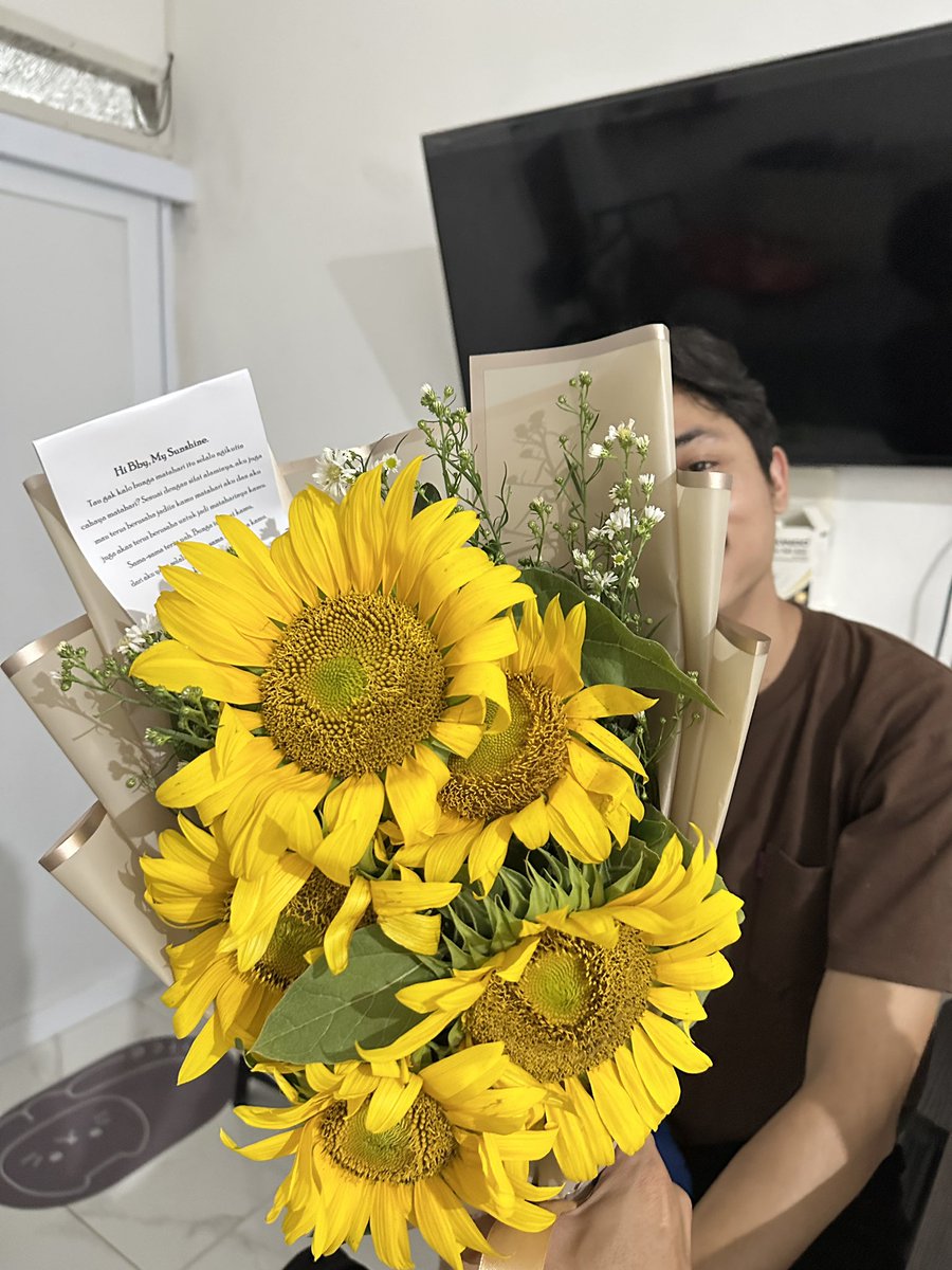 sideofmadaz's tweet photo. seumur hidup baru kali ini dikasih sunflower, mana cantik banget😭

i’m so lucky to have u in my life🥹🖤 https://t.co/ce1V6Wq9B5