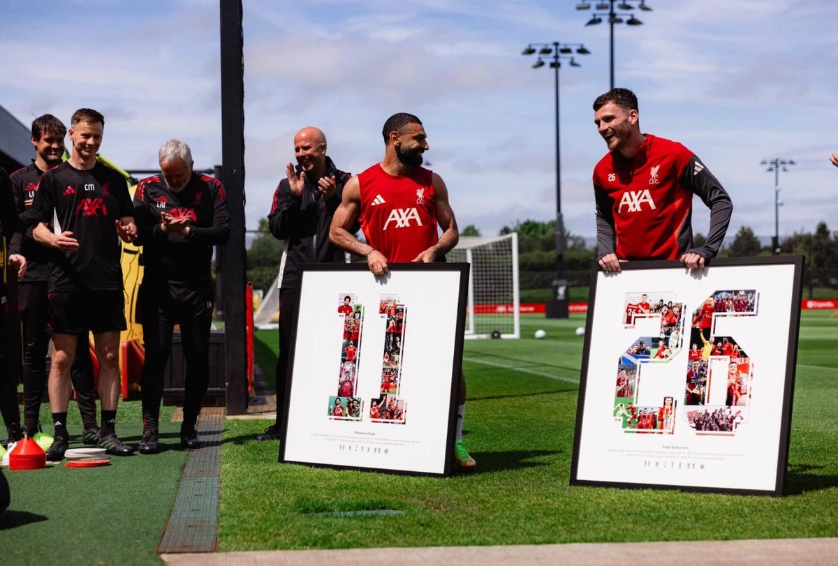 The_RedsIndo's tweet photo. Skuad Liverpool hari ini melakukan perpisahan dengan Mo Salah dan Andy Robertson sebelum memulai latihan tim.

Besok terakhir banget nih liat mereka pake jersey Liverpool 😥😥 https://t.co/yqn2AGE1IY