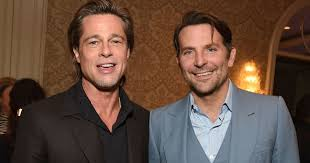 GustavoAdolf_'s tweet photo. Brad Pitt🇺🇸 dejó el alcohol en septiembre de 2016 tras su divorcio de Angelina Jolie. El actor tomó esta decisión tras un incidente familiar en un avión que marcó el fin de su matrimonio. Pitt admitió públicamente que utilizaba la bebida como una vía de escape para evitar afrontar sus sentimientos y problemas personales. Desde entonces, mantiene una sobriedad total y ha canalizado su energía hacia el arte, la escultura y la producción de cine.
El proceso de terapia y recuperación de Brad Pitt se centró en un enfoque grupal de 12 pasos a través de Alcohólicos Anónimos durante un año y medio. El actor ha compartido abiertamente detalles íntimos sobre cómo funcionó este espacio y qué significó para su salud mental. Pitt asistió a un grupo de apoyo integrado exclusivamente por hombres. Encontró en este formato una "sororidad masculina" que rompía los estereotipos tradicionales de fortaleza con los que fue criado. 
A pesar de su fama mundial, ninguno de los miembros del grupo filtró jamás declaraciones a la prensa. Esa confianza mutua le dio la seguridad necesaria para desahogarse por completo. Pitt detalló en entrevistas con medios como The New York Times que fue profundamente liberador mostrar sus peores errores, dolores y debilidades frente a un grupo de desconocidos sin temor a ser juzgado.
En su entorno personal, contó con la ayuda de amigos de la industria que ya habían pasado por el proceso de sobriedad, como el actor Bradley Cooper, a quien Pitt ha agradecido públicamente por ser un pilar fundamental en su decisión de cambiar de vida.