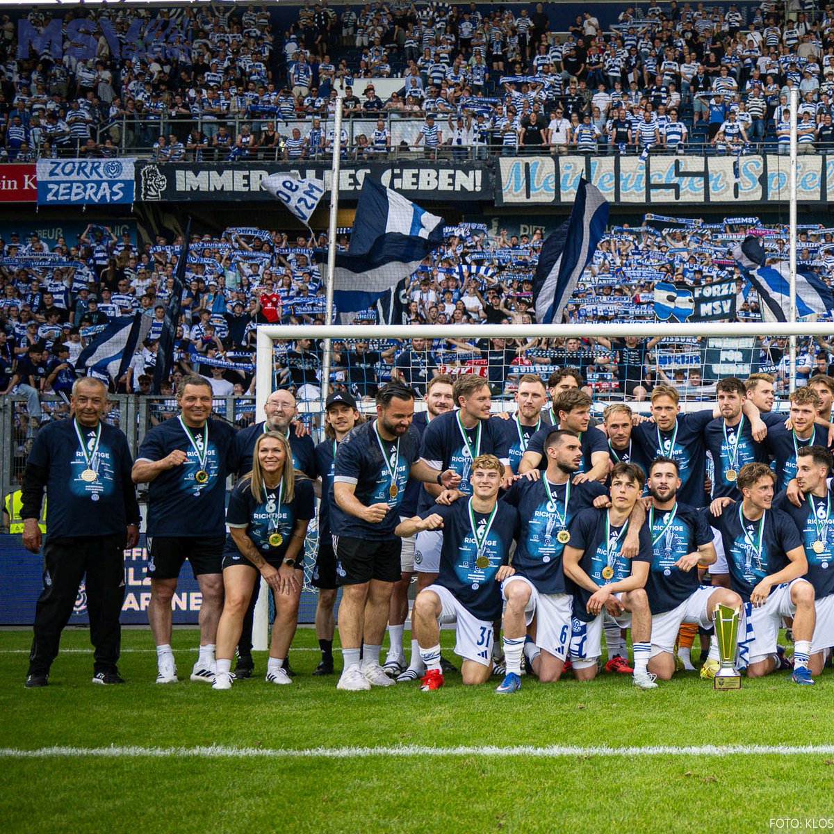 MSVDuisburg's tweet photo. Niederrheinpokalsieger, MSV! 🏆

Am Ende war's dann doch ein wirklich schöner Saisonausklang inklusive Pokal und der ein oder anderen Bierdusche. Glückwunsch, #Zebras! 🦓

#MSVereint #Duisburg https://t.co/ajfn9g0fRs