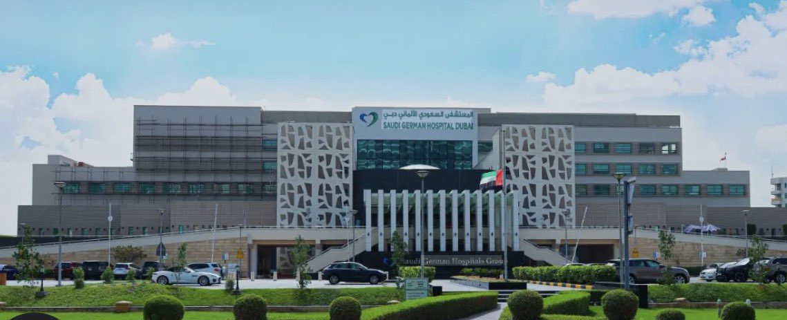 FadwaAltayar's tweet photo. عندما تتحول الأرقام إلى خيانة للثقة

ما حدث في شركة الشرق الأوسط للرعاية الصحية (السعودي الألماني الصحية) ليس مجرد مخالفة مالية عابرة، بل قضية تهز مفهوم الثقة داخل السوق المالي، وتفتح أبواب الأسئلة الكبرى حول الحوكمة والرقابة والمحاسبة الحقيقية.
حين تُعلن هيئة السوق المالية عن وجود تلاعب بالقوائم المالية وتضخيم للإيرادات لسنوات، فنحن لا نتحدث عن “خطأ محاسبي” بسيط، بل عن سلوك يضرب صميم العدالة الاقتصادية. لأن الأرقام ليست حبرًا على ورق، الأرقام هي التي تُبنى عليها قرارات المستثمرين، ومستقبل الموظفين، وثقة المساهمين، وحتى صورة الاقتصاد الوطني أمام العالم.
المؤلم في القضية ليس فقط حجم المخالفات، بل فكرة أن هناك من كان يعتقد أن بإمكانه العبث بالأرقام ثم المرور بهدوء، وكأن السوق لا يرى، وكأن المستثمر البسيط لا يستحق الحقيقة.
السؤال الذي يفرض نفسه اليوم:
هل تكفي الغرامات المالية وحدها؟
في رأيي، لا.
هناك فرق بين مخالفة إدارية، وبين قضية تمس النزاهة المالية والثقة العامة. لأن الضرر هنا لم يكن على شركة فقط، بل على سوق كامل، وعلى مساهمين ربما اتخذوا قراراتهم بناءً على معلومات غير دقيقة. بعضهم اشترى أسهمًا، وبعضهم احتفظ باستثماراته، وآخرون خسروا أموالهم بينما كانوا يظنون أن الوضع المالي للشركة أقوى مما هو عليه في الواقع.
لهذا، فإن العقوبات مهما بلغت قيمتها ستظل ناقصة إذا لم يصاحبها:
* كشف كامل وشفاف لكل التفاصيل.
* محاسبة صارمة لكل من تورط أو تستر.
* تعويض المتضررين.
* مراجعة حقيقية لدور المراجعين ولجان المراجعة.
* والتأكد أن مثل هذه القضايا لن تتكرر تحت أي ظرف.
الأسواق لا تنهار بسبب الخسائر فقط، بل تنهار عندما يفقد الناس الثقة.
وإذا كانت السعودية اليوم تبني اقتصادًا عالميًا قويًا، وتجذب المستثمرين من كل مكان، فإن أهم رسالة يجب أن تصل للجميع هي أن النزاهة ليست خيارًا، وأن أي تلاعب بثقة الناس ستكون له عواقب تتجاوز مجرد الغرامات.
لأن المال يمكن تعويضه…
أما الثقة، فإذا سقطت، فإعادتها تحتاج سنوات…..