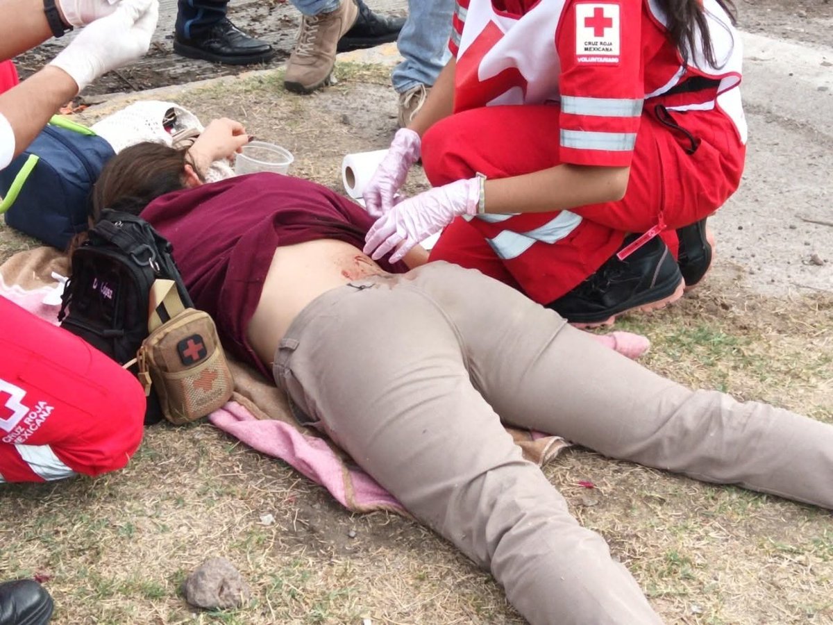 YPoliciaco's tweet photo. YA FUE IDENTIFICADO EL ASALTANTE QUE APUÑALÓ A UNA EMPLEADA DE VIANNEY 🤬

https://t.co/H8CMcQqaOd

#Aguascalientes #SemanarioPoliciacoyPolítico #Policía #Política #Información #Noticias #NoticiasPoliciacas https://t.co/5VCJJZX0Vl