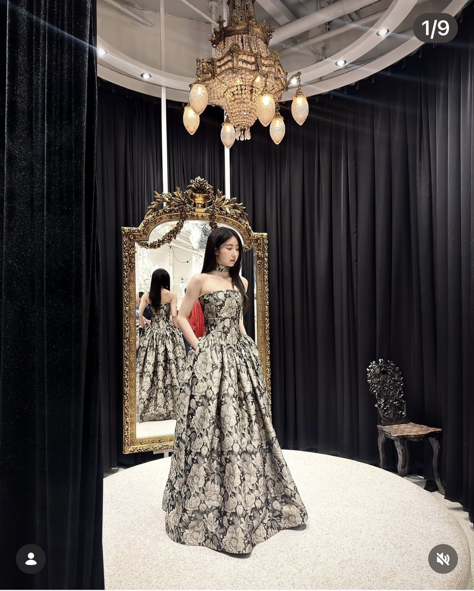 FayeYoko_World's tweet photo. Cada detalhe desse look da Flynow foi perfeito. 🖤
O corset estruturado, o jacquard floral e a silhueta dramática criaram um visual elegante e inesquecível. E Yoko Apasra deu ainda mais vida ao look com sua presença delicada em Cannes.
#YokoApasra
#YOKOxCannes2026
#Flynow https://t.co/2nEmCGXyYv