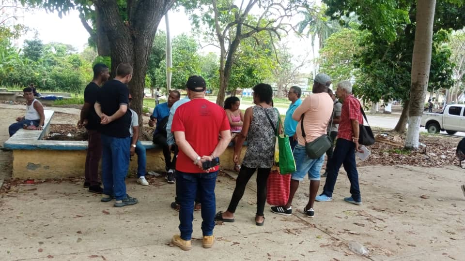 GAzcuba's tweet photo. 💯Trabajadores del Grupo Azucarero Azcuba brindan apoyo y ayuda a los pobladores de Haana del Este , un gesto solidario y  de corazón 💟 Somos #Cuba porque #CubaQuierePaz https://t.co/WroBkFwapZ