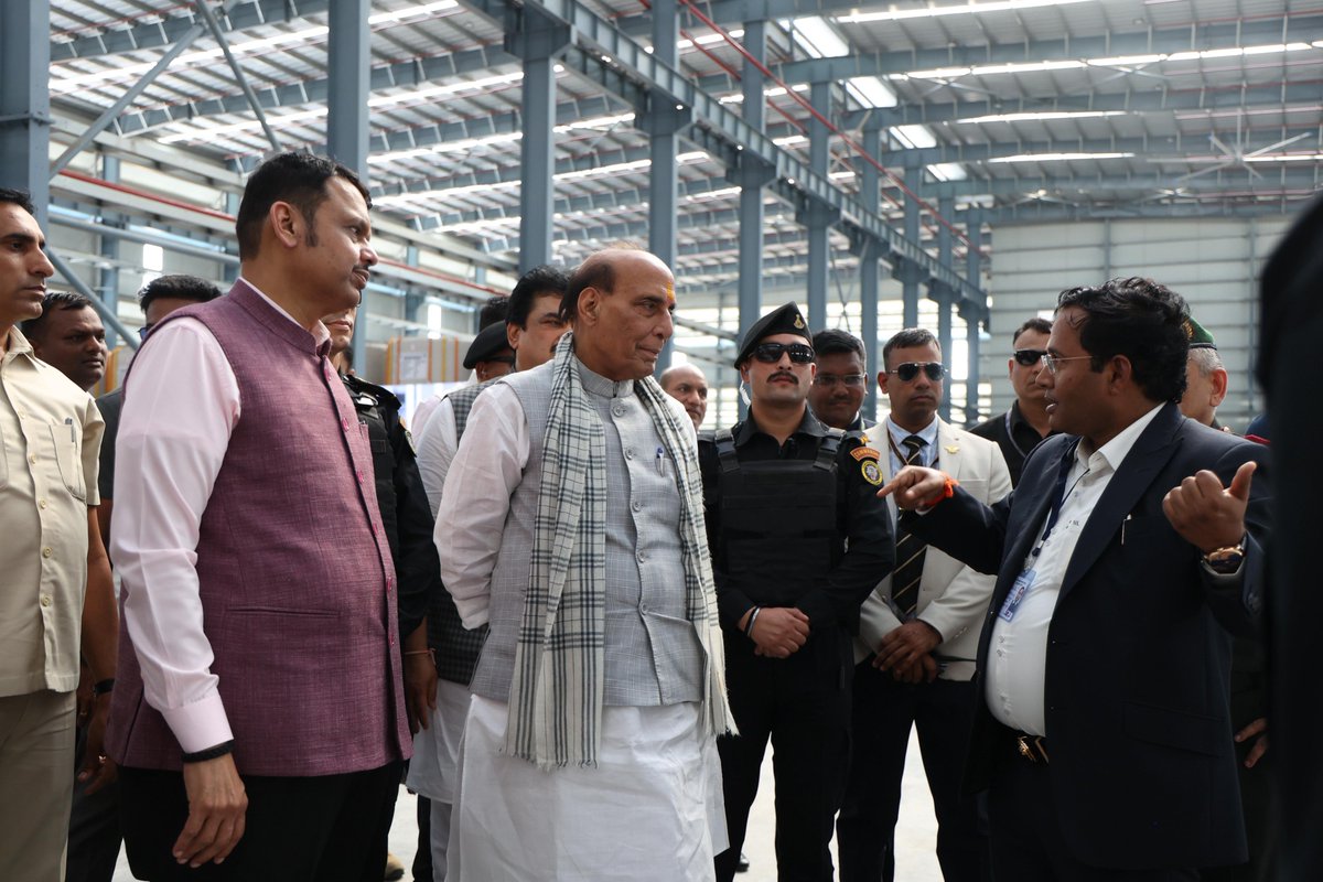 MahaDGIPR's tweet photo. 📍शिर्डी, अहिल्यानगर
केंद्रीय मंत्री राजनाथ सिंह यांच्यासमवेत मुख्यमंत्री देवेंद्र फडणवीस यांनी येथे निबे ग्रुपच्या डिफेन्स मॅन्युफॅक्चरिंग कॉम्प्लेक्समधील आर्टिलरी शेल लाईन, डिस्प्ले ऑफ इंडीजीनस टीएनटी टेक्नोलॉजी प्लांट, डिस्प्ले ऑफ इंडीजीनस आरडीएक्स टेक्नोलॉजी प्लांटची पाहणी केली.

यावेळी विधानपरिषदेचे सभापती प्रा. राम शिंदे, मंत्री उदय सामंत, निबे ग्रुपचे चेअरमन आणि मॅनेजिंग डायरेक्टर गणेश निबे व इतर मान्यवर उपस्थित होते.

@rajnathsingh
@Dev_Fadnavis
@Prof_RamShinde
@samant_uday
@Nibe_Limited
#NibeGroup