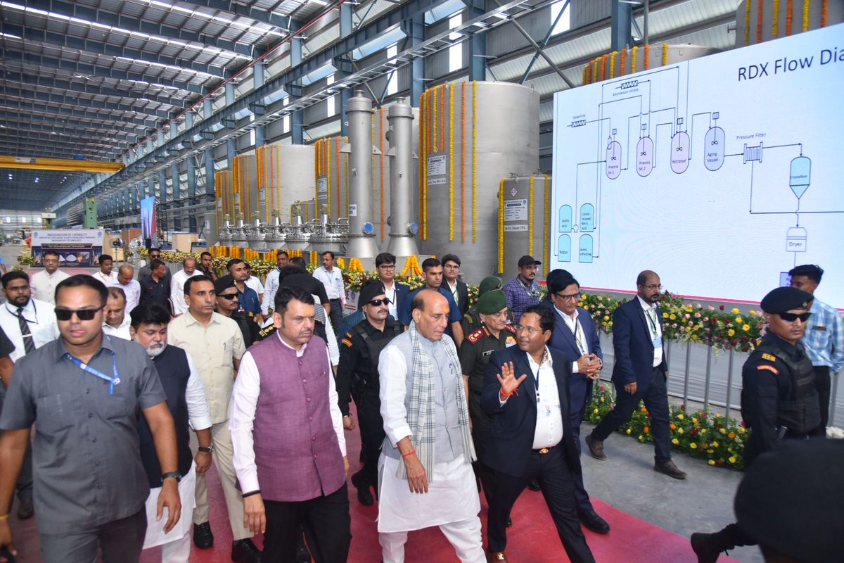 MahaDGIPR's tweet photo. 📍शिर्डी, अहिल्यानगर
केंद्रीय मंत्री राजनाथ सिंह यांच्यासमवेत मुख्यमंत्री देवेंद्र फडणवीस यांनी येथे निबे ग्रुपच्या डिफेन्स मॅन्युफॅक्चरिंग कॉम्प्लेक्समधील आर्टिलरी शेल लाईन, डिस्प्ले ऑफ इंडीजीनस टीएनटी टेक्नोलॉजी प्लांट, डिस्प्ले ऑफ इंडीजीनस आरडीएक्स टेक्नोलॉजी प्लांटची पाहणी केली.

यावेळी विधानपरिषदेचे सभापती प्रा. राम शिंदे, मंत्री उदय सामंत, निबे ग्रुपचे चेअरमन आणि मॅनेजिंग डायरेक्टर गणेश निबे व इतर मान्यवर उपस्थित होते.

@rajnathsingh
@Dev_Fadnavis
@Prof_RamShinde
@samant_uday
@Nibe_Limited
#NibeGroup
