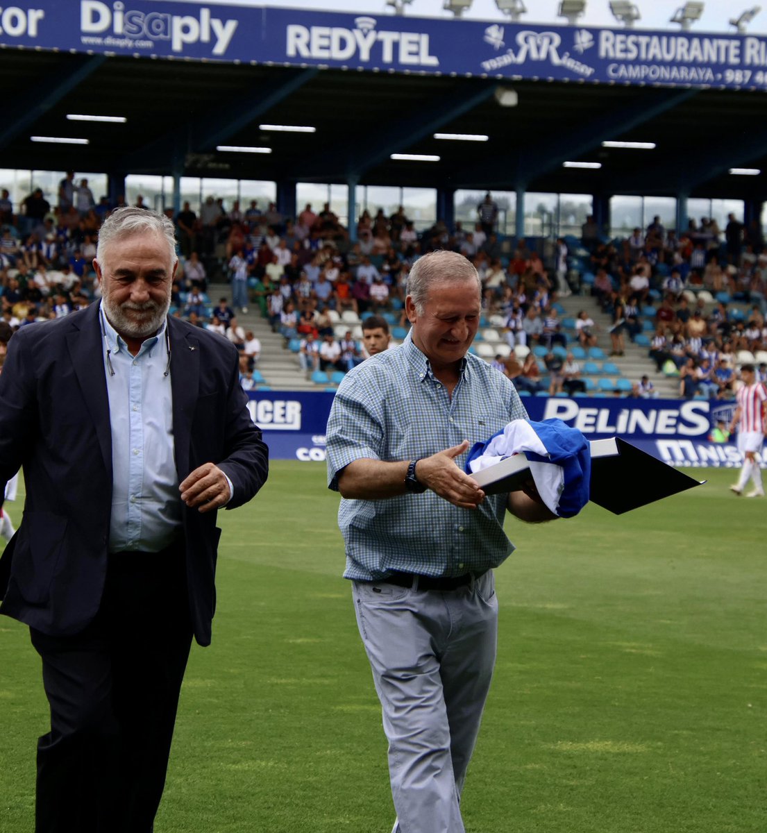 SDP_1922's tweet photo. Hoy realizó el saque de honor nuestro querido Román Tomás, ex jugador blanquiazul e incansable colaborador de la cantera durante décadas. 👏👏👏🤍💙🤍💙
#Adelanteyarriba
#SomosDeportiva https://t.co/N7p2HdCoUw