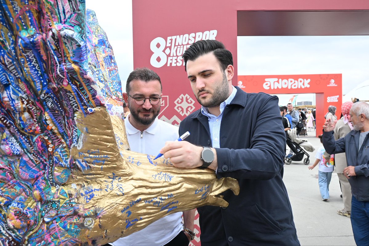 tgsptr's tweet photo. 8. Etnospor Kültür Festivali’nin üçüncü gününde festival alanındaki enerji yine zirvedeydi! 😎

Gün boyunca ortaya çıkan renkli görüntüler, eğlenceli anlar ve ziyaretçilerimizin yoğun ilgisi festivale bambaşka bir atmosfer kattı. 🎭📷
Etkinlik alanındaki hareketlilik ve keyifli karelerle festival heyecanı üçüncü günde de hız kesmeden devam etti! 🔥