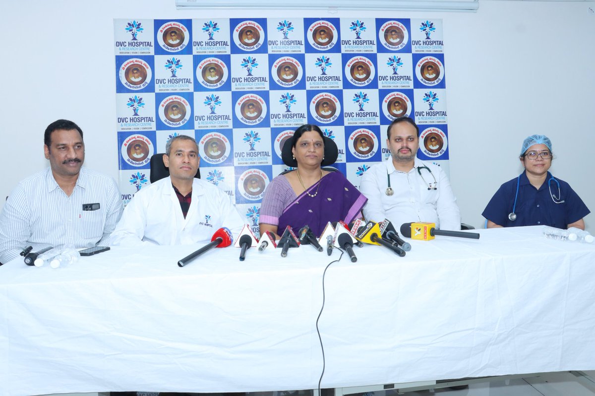 DVChospital's tweet photo. అత్యంత క్లిష్టమైన మూడు #headneck  శస్త్రచికిత్స కేసుల్లో రోగుల ముఖ భాగాల్లో ఏర్పడిన తీవ్రమైన లోపాలను Microvascular  Reconstruction Surgery ద్వారా విజయవంతంగా 
శస్త్రచికిత్సలు చేసిన  డా. చెన్నుపాటి గౌరి శంకర్ MDS, FHNO — Head & Neck Oncology Surgeon సహకరించిన అనస్థీషియా, ICU సిబ్బంది, వైద్య సహాయకులకు,  ఇతర ఉద్యోగులకు అందరికీ అభినందనలు తెలిపిన హాస్పిటల్ మేనేజింగ్ డైరెక్టర్ శ్రీమతి జ్యోతిర్మయి ధూళిపాళ్ళ, సి వో వో డాక్టర్ కరణం నవీన్ కుమార్

వైద్యులు వారి నైపుణ్యంతో 12-14 గంటల పాటు శ్రమించి రోగుల పరిస్థితిని బట్టి ఫ్రీ ఫైబ్యులా ఎముక మరియు “పెక్టోరాలిస్ మేజర్ గ్రాఫ్ట్” ఉపయోగించి ముఖ భాగాలను పునర్నిర్మించడం అభినందనీయం

మెట్రోపాలిటన్ సిటీలకు ధీటుగా ఈ గ్రామీణ ప్రాంతంలో Microvascular & Reconstructive శస్త్రచికిత్సలు నిర్వహించడానికి అవసరమైన ఆధునిక సదుపాయాలు, సాంకేతికతను సమకూర్చిన శ్రీ డి వి సి మెమోరియల్ ట్రస్టు చైర్మన్ శ్రీ ధూళిపాళ్ళ నరేంద్ర కుమార్ గారి దూరదృష్టిని అభినందించిన వైద్య బృందం .

#MicrovascularSurgery 
#HeadAndNeckOncology 
#SDVCMemorialTrust 
#DVCHospital