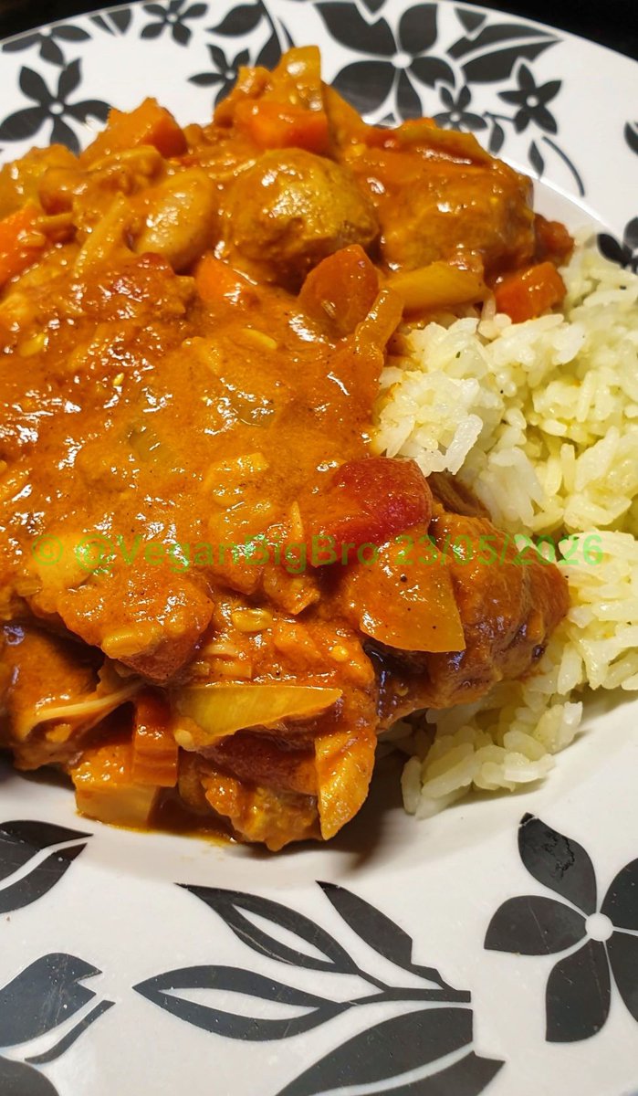 VeganBigBro's tweet photo. What was on the #vegan plate tonight?
Jackfruit & Soya Chunk Curry w/ Coconut Milk, served w/ Jasmine Rice
#VeganForTheAnimals #ItsEasy2bVegan #VeganFood #Vegan4Life #SvenskaVeganer #KeepDeathOffThePlate #HomeCooking #Vegaani https://t.co/NEc5Fmqunp