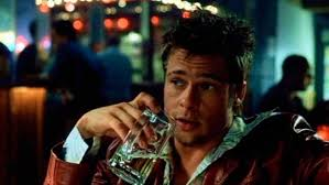 GustavoAdolf_'s tweet photo. Brad Pitt🇺🇸 dejó el alcohol en septiembre de 2016 tras su divorcio de Angelina Jolie. El actor tomó esta decisión tras un incidente familiar en un avión que marcó el fin de su matrimonio. Pitt admitió públicamente que utilizaba la bebida como una vía de escape para evitar afrontar sus sentimientos y problemas personales. Desde entonces, mantiene una sobriedad total y ha canalizado su energía hacia el arte, la escultura y la producción de cine.
El proceso de terapia y recuperación de Brad Pitt se centró en un enfoque grupal de 12 pasos a través de Alcohólicos Anónimos durante un año y medio. El actor ha compartido abiertamente detalles íntimos sobre cómo funcionó este espacio y qué significó para su salud mental. Pitt asistió a un grupo de apoyo integrado exclusivamente por hombres. Encontró en este formato una "sororidad masculina" que rompía los estereotipos tradicionales de fortaleza con los que fue criado. 
A pesar de su fama mundial, ninguno de los miembros del grupo filtró jamás declaraciones a la prensa. Esa confianza mutua le dio la seguridad necesaria para desahogarse por completo. Pitt detalló en entrevistas con medios como The New York Times que fue profundamente liberador mostrar sus peores errores, dolores y debilidades frente a un grupo de desconocidos sin temor a ser juzgado.
En su entorno personal, contó con la ayuda de amigos de la industria que ya habían pasado por el proceso de sobriedad, como el actor Bradley Cooper, a quien Pitt ha agradecido públicamente por ser un pilar fundamental en su decisión de cambiar de vida.