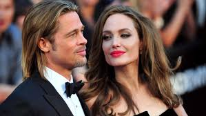GustavoAdolf_'s tweet photo. Brad Pitt🇺🇸 dejó el alcohol en septiembre de 2016 tras su divorcio de Angelina Jolie. El actor tomó esta decisión tras un incidente familiar en un avión que marcó el fin de su matrimonio. Pitt admitió públicamente que utilizaba la bebida como una vía de escape para evitar afrontar sus sentimientos y problemas personales. Desde entonces, mantiene una sobriedad total y ha canalizado su energía hacia el arte, la escultura y la producción de cine.
El proceso de terapia y recuperación de Brad Pitt se centró en un enfoque grupal de 12 pasos a través de Alcohólicos Anónimos durante un año y medio. El actor ha compartido abiertamente detalles íntimos sobre cómo funcionó este espacio y qué significó para su salud mental. Pitt asistió a un grupo de apoyo integrado exclusivamente por hombres. Encontró en este formato una "sororidad masculina" que rompía los estereotipos tradicionales de fortaleza con los que fue criado. 
A pesar de su fama mundial, ninguno de los miembros del grupo filtró jamás declaraciones a la prensa. Esa confianza mutua le dio la seguridad necesaria para desahogarse por completo. Pitt detalló en entrevistas con medios como The New York Times que fue profundamente liberador mostrar sus peores errores, dolores y debilidades frente a un grupo de desconocidos sin temor a ser juzgado.
En su entorno personal, contó con la ayuda de amigos de la industria que ya habían pasado por el proceso de sobriedad, como el actor Bradley Cooper, a quien Pitt ha agradecido públicamente por ser un pilar fundamental en su decisión de cambiar de vida.