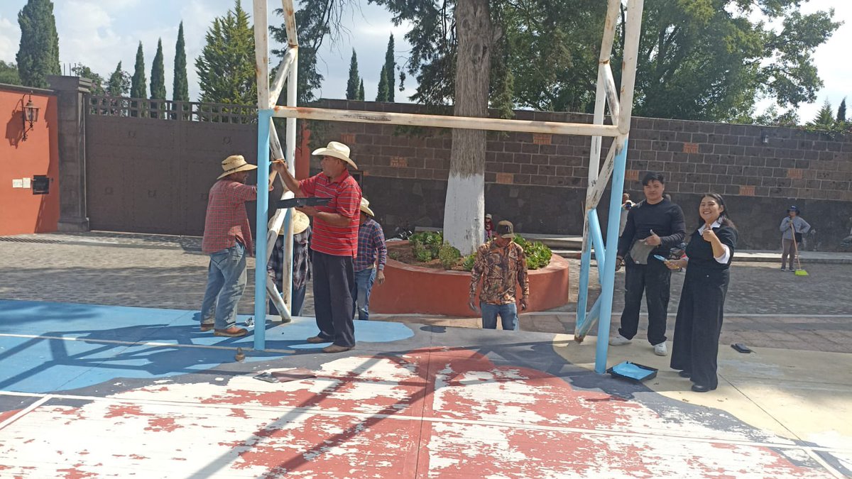 SedeaQro's tweet photo. En San Miguel Dehetí, Amealco de Bonfil, renovamos los espacios públicos para fortalecer el tejido social. Siguiendo la visión del gobernador @makugo, trabajamos con cercanía y compromiso. Ver a las familias disfrutar de entornos dignos es nuestra mayor motivación.  #AquíContigo https://t.co/eAHbXAq2sX