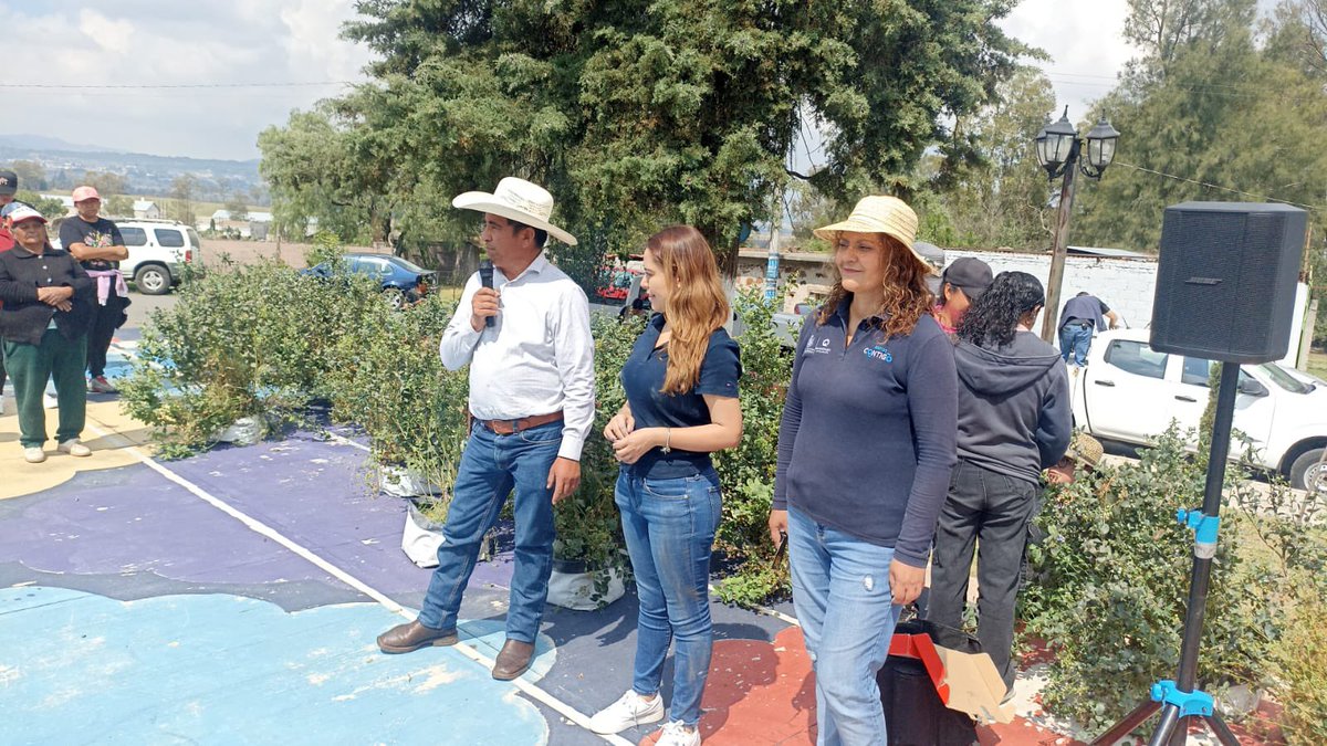 SedeaQro's tweet photo. En San Miguel Dehetí, Amealco de Bonfil, renovamos los espacios públicos para fortalecer el tejido social. Siguiendo la visión del gobernador @makugo, trabajamos con cercanía y compromiso. Ver a las familias disfrutar de entornos dignos es nuestra mayor motivación.  #AquíContigo https://t.co/eAHbXAq2sX