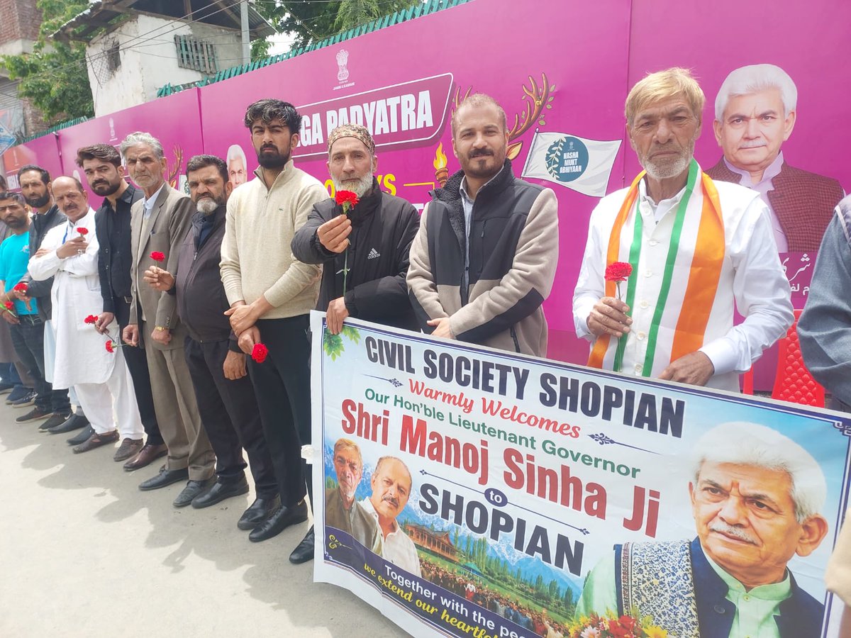 MithaGatooViceP's tweet photo. Civil society shopian warmly welcome to our hourable LG.sir @OfficeOfLGJandK @diprjk @dmshopian https://t.co/7g7btrsYRH