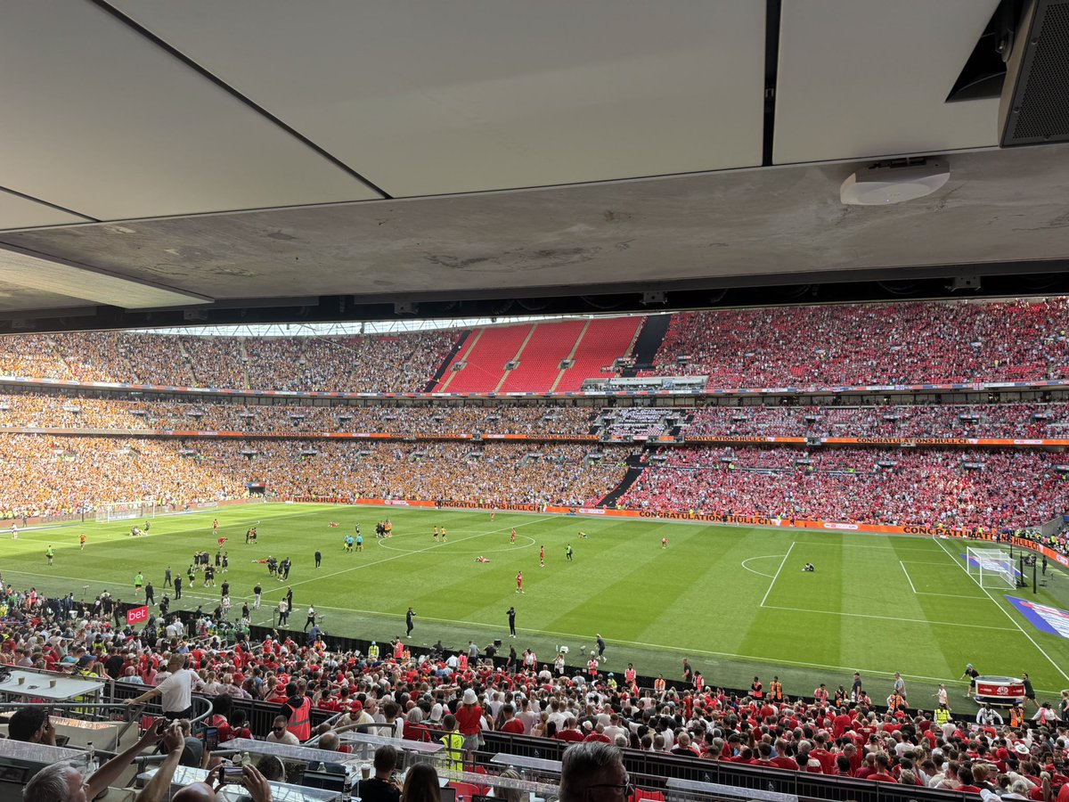 TBurrows16's tweet photo. A picture that says it all

Late drama in the Championship final takes Hull City - who only survived relegation on goal difference last season - into the Premier League. An incredible achievement 

Oli McBurnie, who has been brilliant for Hull City all season, the match winner https://t.co/fgOqElnuMU